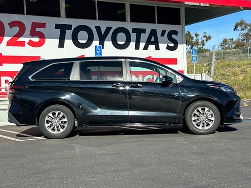 Used 2024 Toyota Sienna LE image 6