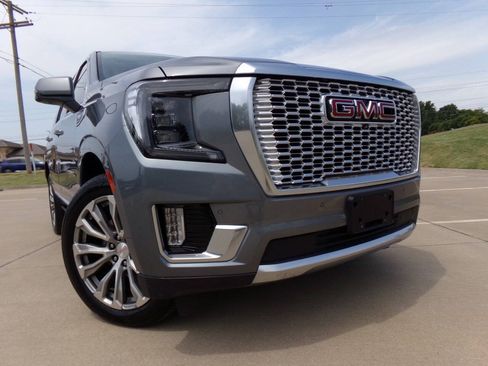 Used 2022 GMC Yukon Denali w/ Denali Premium Package AWD/4WD image 12