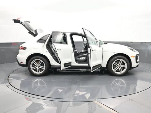 Certified 2024 Porsche Macan AWD/4WD image 32