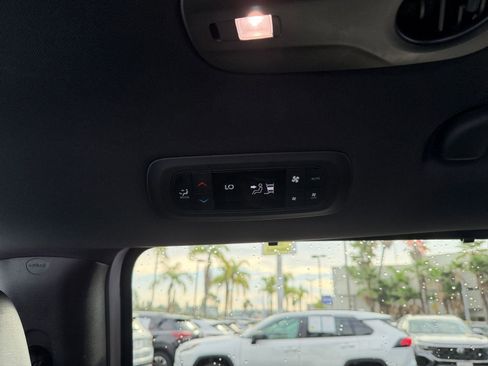 Used 2025 Chrysler Pacifica Select image 24