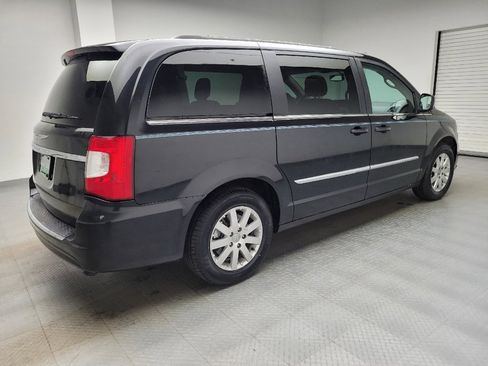 Used 2016 Chrysler Town & Country Touring FWD image 10