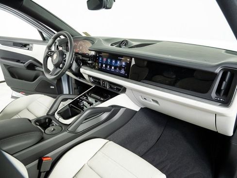 New 2026 Porsche Cayenne Base image 25