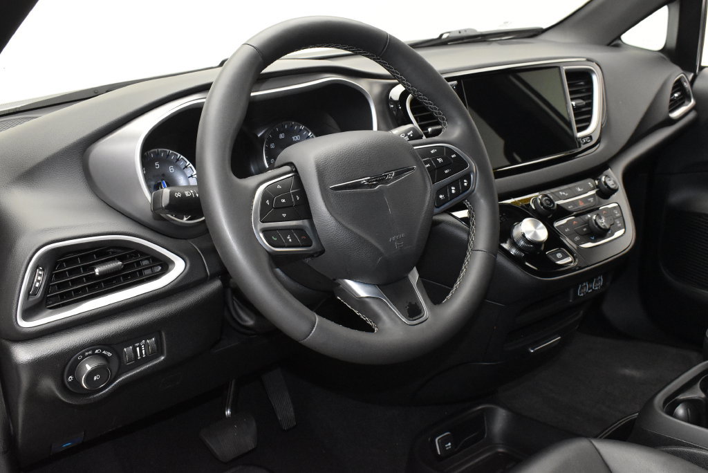 Used 2025 Chrysler Pacifica Select FWD image 16