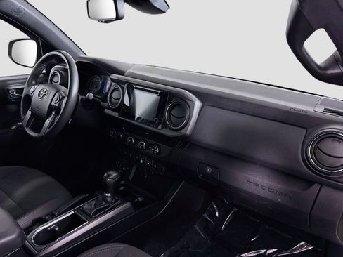 Used 2019 Toyota Tacoma TRD Off-Road w/ Technology Package AWD/4WD image 29