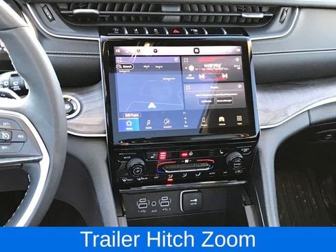 Used 2024 Jeep Grand Cherokee Limited w/ Black Appearance Package image 10