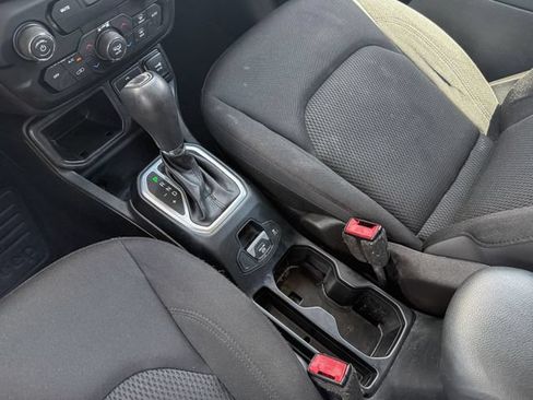 Used 2018 Jeep Renegade Altitude FWD image 19
