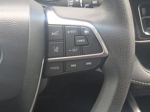 Used 2021 Toyota Highlander L FWD image 38
