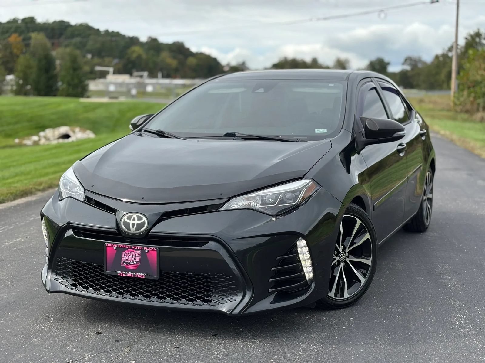 Used 2017 Toyota Corolla SE w/ Carpet Mat Package (TMS) FWD image 9