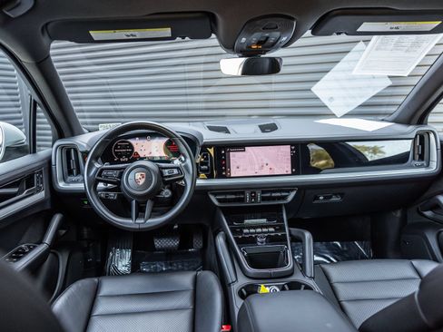Certified 2024 Porsche Cayenne AWD/4WD image 12