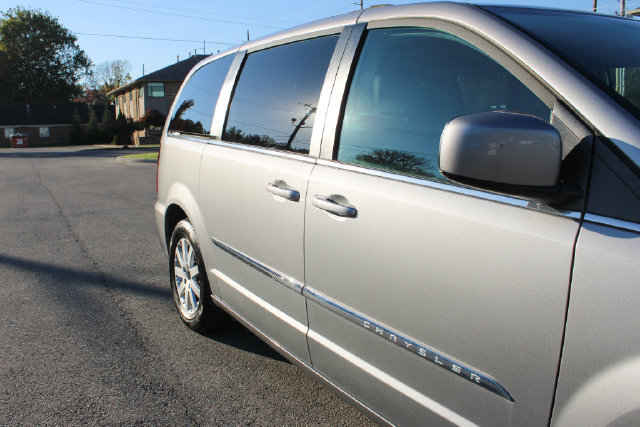 Used 2016 Chrysler Town & Country Touring FWD image 43