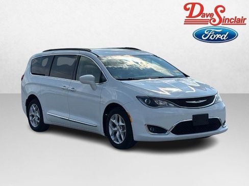 Used 2017 Chrysler Pacifica Touring-L w/ Tire & Wheel Group FWD image 4