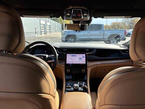 Used 2023 Jeep Grand Cherokee Summit image 21