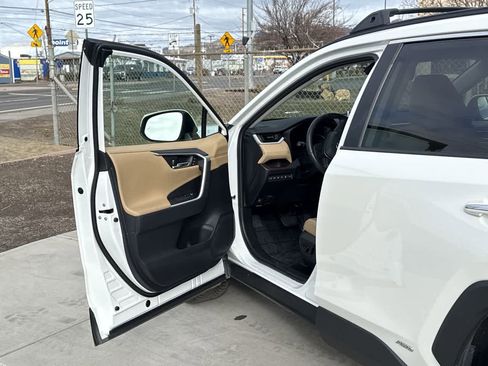 Used 2019 Toyota RAV4 Limited image 10