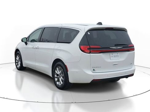 Used 2023 Chrysler Pacifica Touring-L w/ Uconnect Theater Family Group AWD/4WD image 3