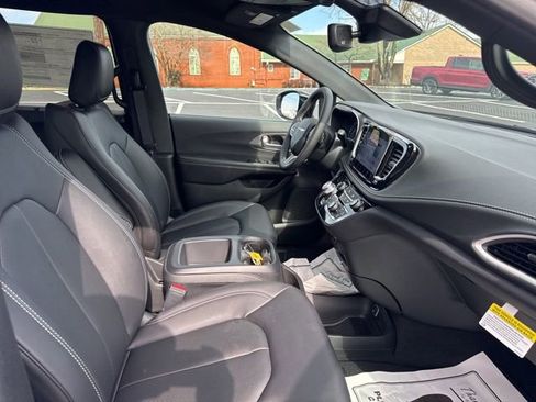 New 2026 Chrysler Pacifica Select image 10