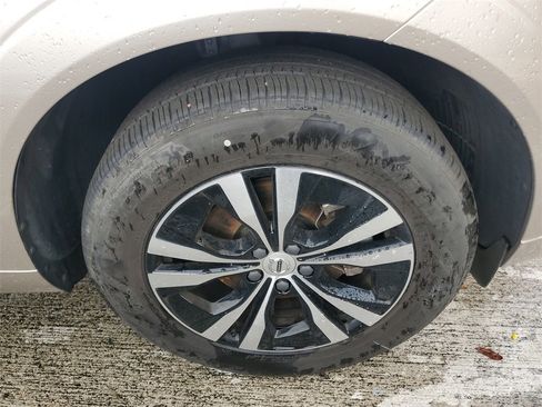 Certified 2025 Volvo XC60 B5 Core image 4