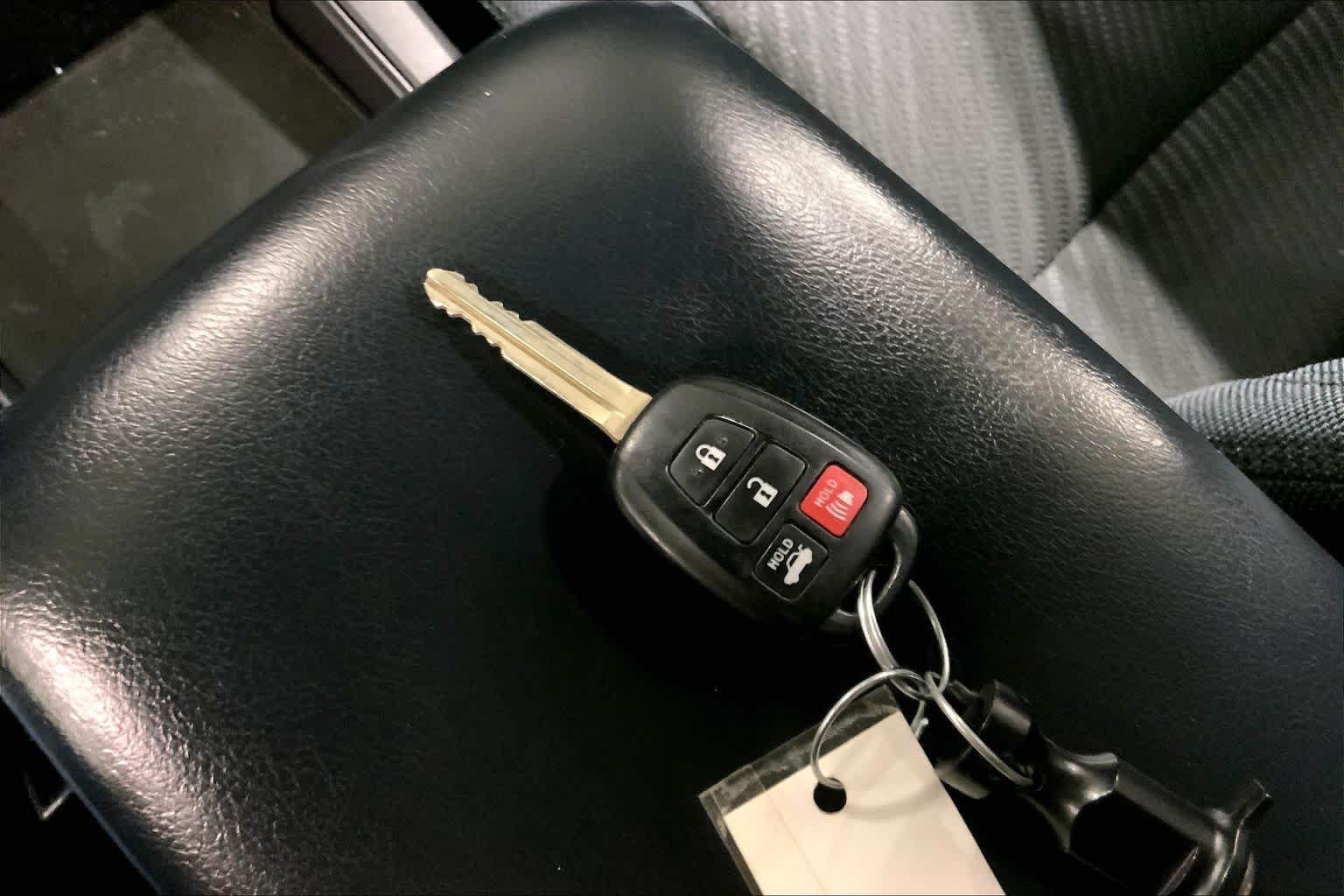 Used 2017 Toyota Camry LE FWD image 14