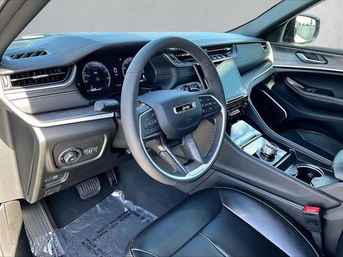 Used 2024 Jeep Grand Cherokee Limited w/ Black Appearance Package image 14