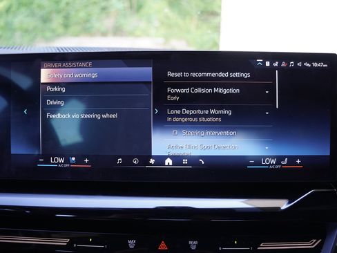 Used 2025 BMW 530i w/ M Sport Package RWD image 25