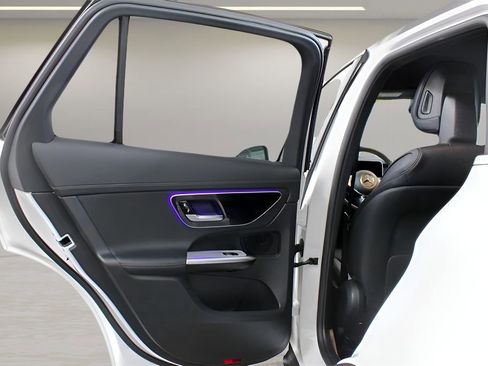 Used 2024 Mercedes-Benz GLC 300 4MATIC image 30