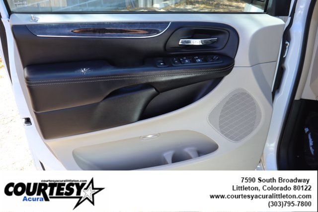 Used 2015 Chrysler Town & Country Touring FWD image 19