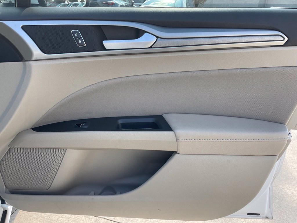 Used 2020 Ford Fusion SE FWD image 25