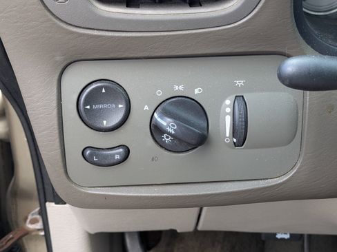 Used 2005 Chrysler Town & Country Touring w/ Luxury Group image 23