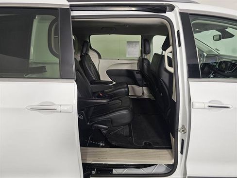 Used 2020 Chrysler Pacifica Touring-L image 15