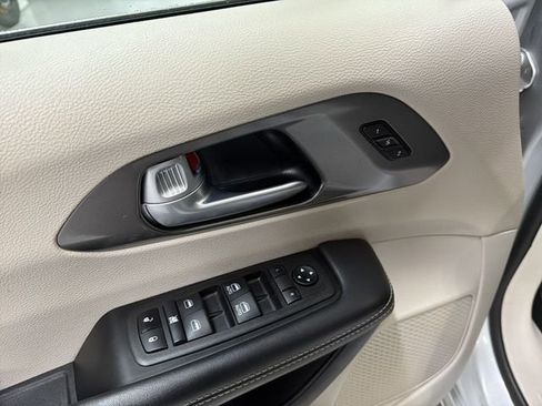 Used 2024 Chrysler Pacifica Touring-L image 24
