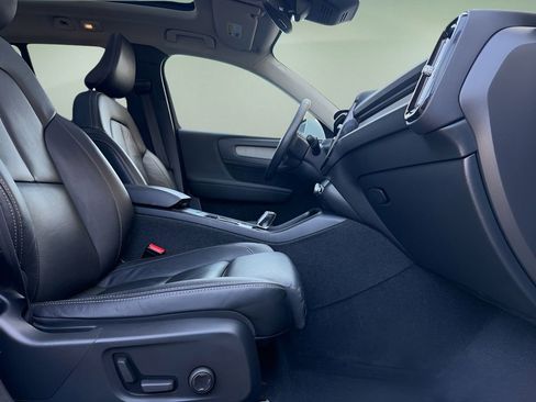 Used 2023 Volvo XC40 B5 Plus image 16