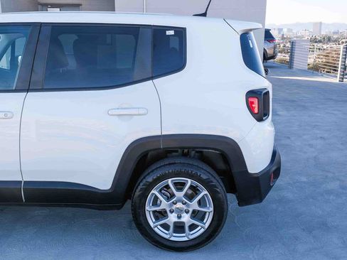 Used 2023 Jeep Renegade Latitude AWD/4WD image 8