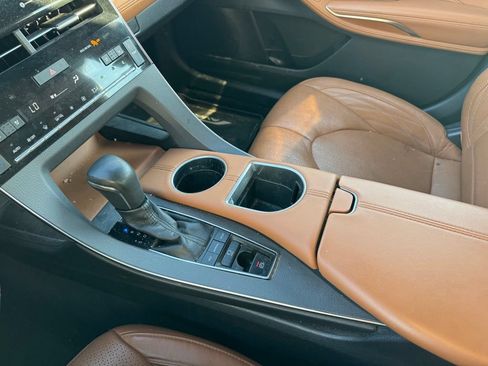 Used 2019 Toyota Avalon Limited w/ All Weather Liner Package FWD image 9