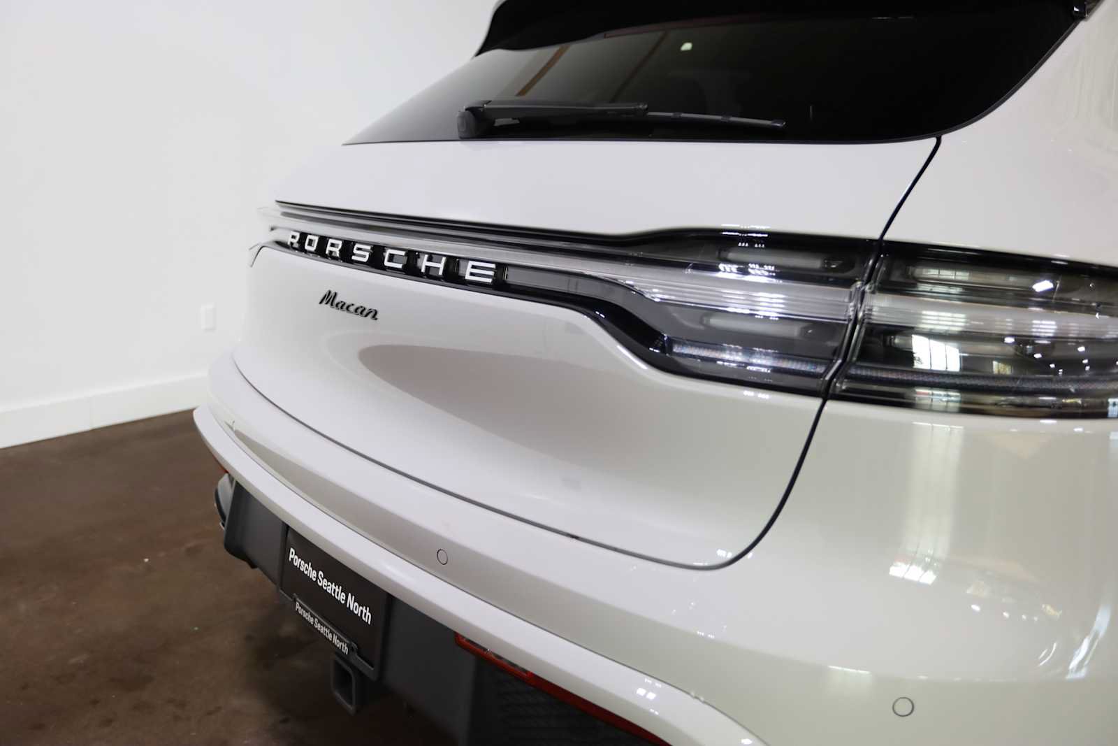 Used 2025 Porsche Macan AWD/4WD image 14