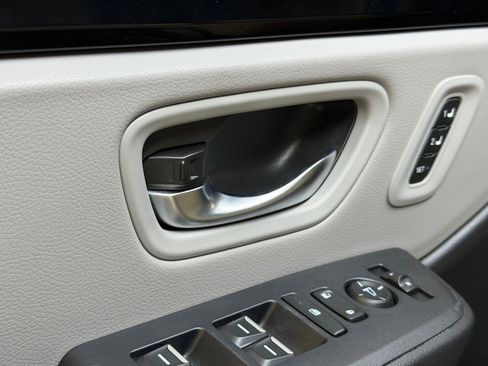 Used 2025 Honda Pilot Touring image 24