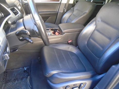 Used 2016 Volkswagen Touareg TDI image 24
