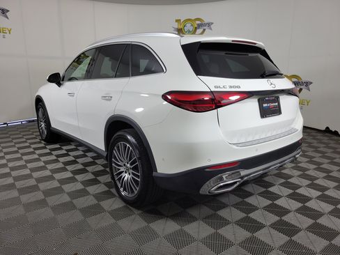 Used 2025 Mercedes-Benz GLC 300 4MATIC image 5