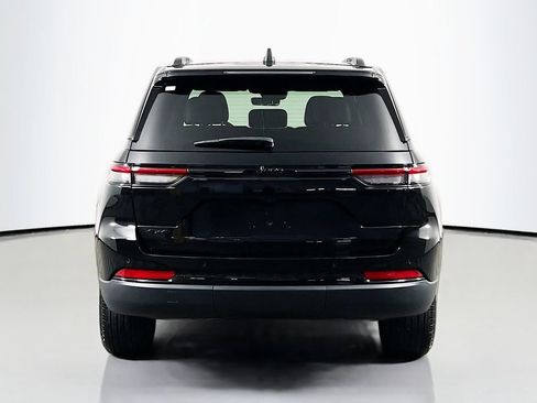 Used 2025 Jeep Grand Cherokee Altitude AWD/4WD image 6
