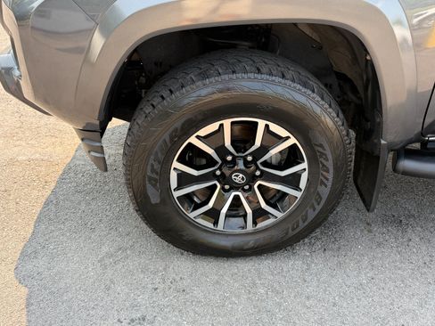 Used 2022 Toyota Tacoma TRD Sport AWD/4WD image 9