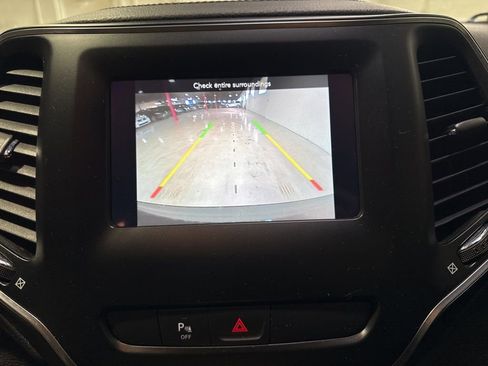 Used 2019 Jeep Cherokee Latitude Plus image 19