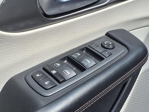 Used 2020 Chrysler Pacifica Touring-L FWD image 17