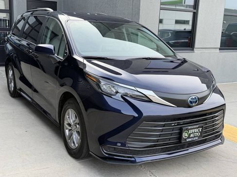 Used 2024 Toyota Sienna LE AWD/4WD image 7