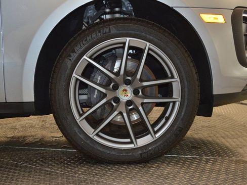 Certified 2025 Porsche Macan AWD/4WD image 16