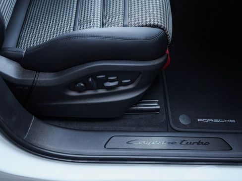 New 2025 Porsche Cayenne Turbo image 37