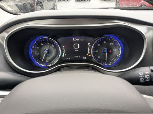 Certified 2024 Chrysler Pacifica Touring-L FWD image 30