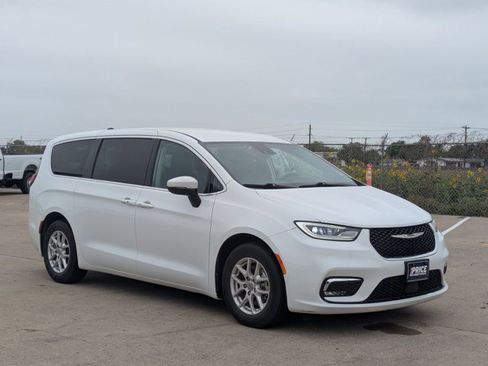 Used 2023 Chrysler Pacifica Touring-L FWD image 3