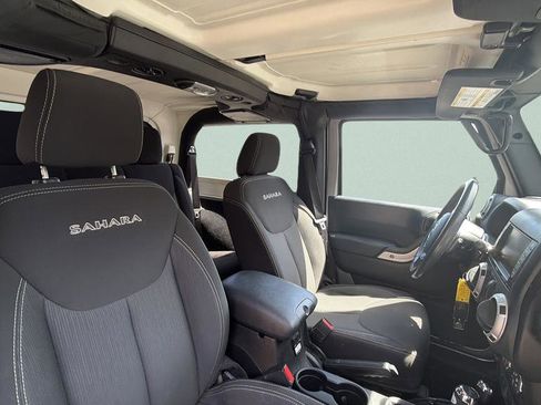 Used 2018 Jeep Wrangler Sahara w/ Connectivity Group AWD/4WD image 29