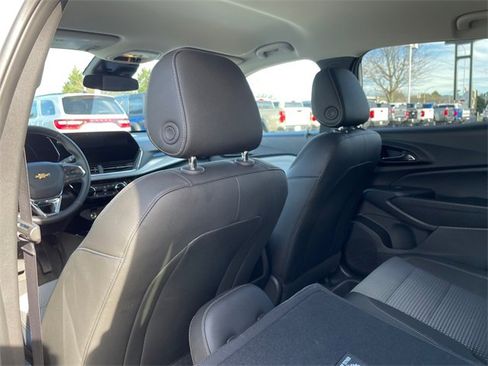 Used 2025 Chevrolet Trax LT w/ LT Convenience Package image 32