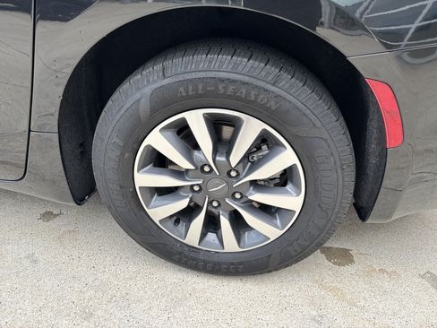 Used 2023 Chrysler Pacifica Touring-L FWD image 16