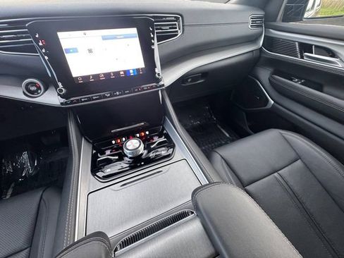 Used 2025 Jeep Wagoneer Series II image 3