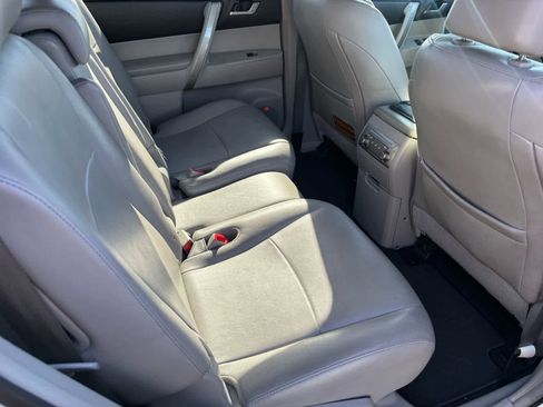 Used 2012 Toyota Highlander SE w/ Tow Pkg image 12